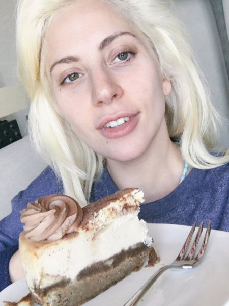 Звездные селфи: без макияжа они выглядят моложе!