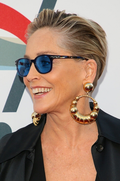 Звезды с пластикой шеи: кто из знаменитостей выглядит моложе после операции