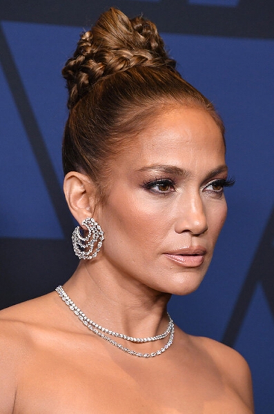 Звезды с пластикой шеи: кто из знаменитостей выглядит моложе после операции