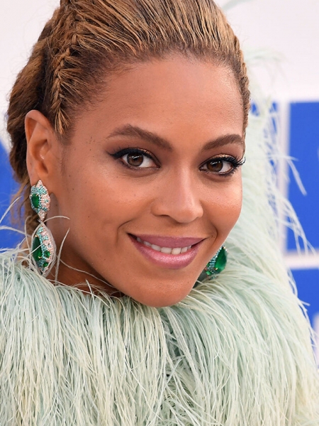 10 звезд с идеальной кожей: дерматолог-косметолог раскрывает их секреты