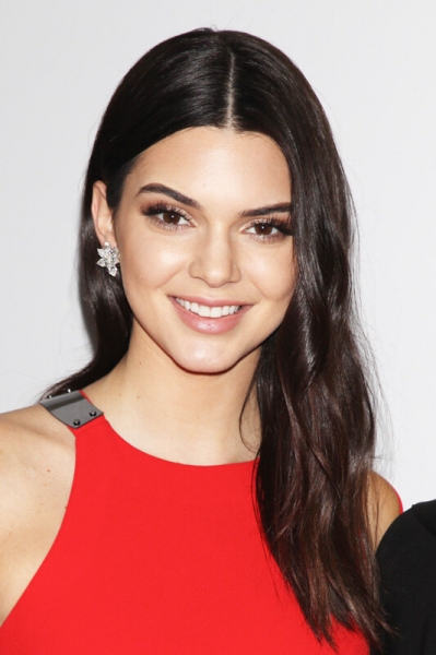 25 суперстильных причесок на прямой пробор: учимся у звезд!