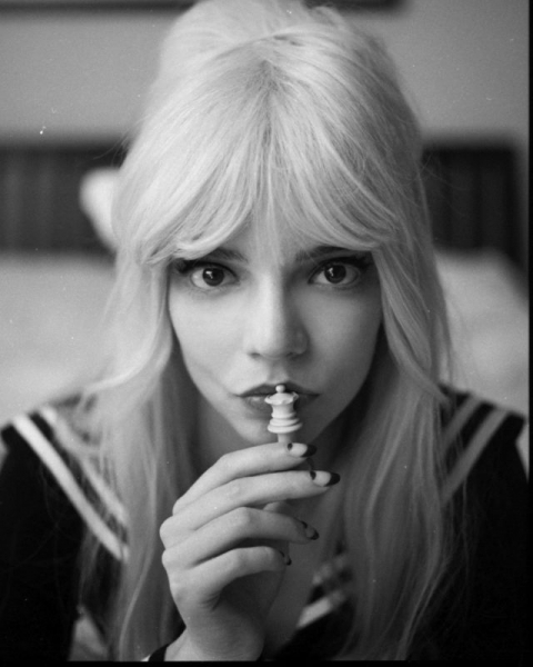 Челка-шторка — звездный тренд: кто из знаменитостей ее примерил и пойдет ли она тебе?