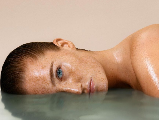 Что должно быть в косметичке в жару, а что оставить дома: советы звездного визажиста