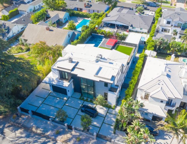 Цифра дня: сколько Меган Фокс и Machine Gun Kelly тратят на особняк?