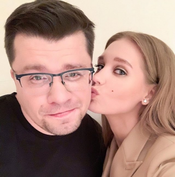 «Думала, развяжусь на самоизоляции, но нет»: Кристина Асмус об отношениях с Гариком Харламовым, алкоголе и мате при ребенке