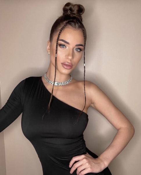 Финалистка шоу «Холостяк» Адель Вейгель рассказала, в каких она отношениях с Тимати