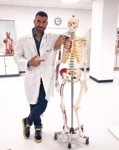 Ходячая реклама: самые красивые пластические хирурги из Instagram