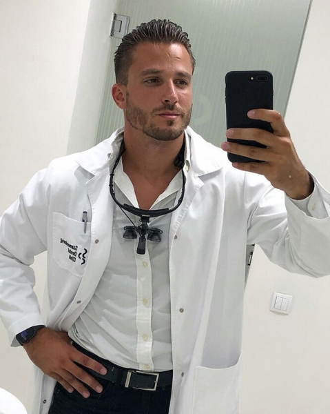 Ходячая реклама: самые красивые пластические хирурги из Instagram