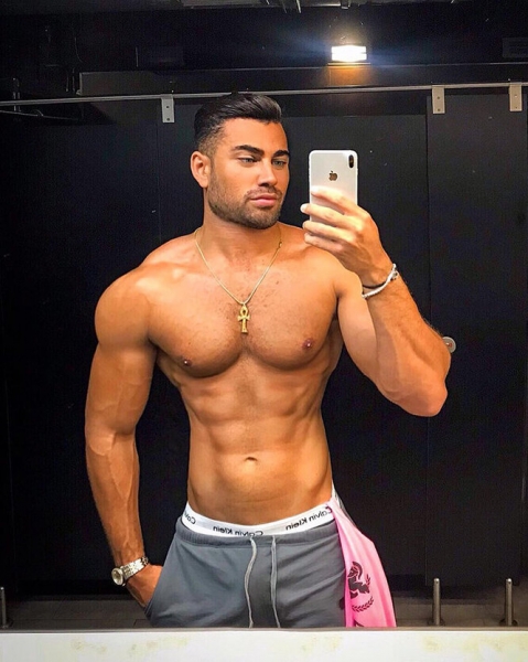 Ходячая реклама: самые красивые пластические хирурги из Instagram