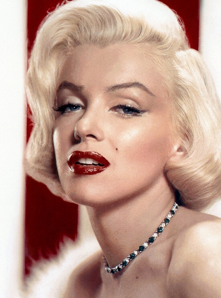 Изюминка или недостаток: самые знаменитые родинки звезд