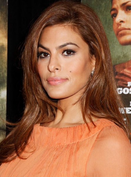 Изюминка или недостаток: самые знаменитые родинки звезд