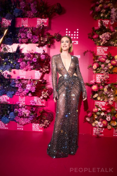 Яркие цвета, кроп-топы и экстремальные разрезы: лучшие образы звёзд и главные тренды на премии &laquo;МУЗ-ТВ&raquo; 