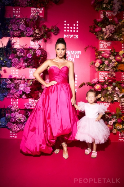 Яркие цвета, кроп-топы и экстремальные разрезы: лучшие образы звёзд и главные тренды на премии &laquo;МУЗ-ТВ&raquo; 