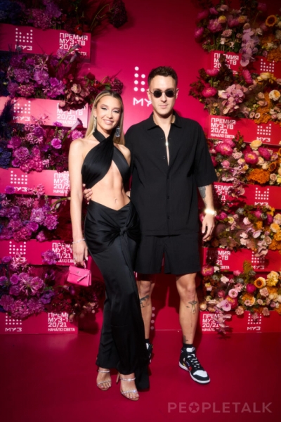 Яркие цвета, кроп-топы и экстремальные разрезы: лучшие образы звёзд и главные тренды на премии &laquo;МУЗ-ТВ&raquo; 