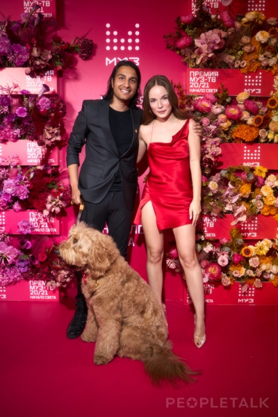 Яркие цвета, кроп-топы и экстремальные разрезы: лучшие образы звёзд и главные тренды на премии &laquo;МУЗ-ТВ&raquo; 