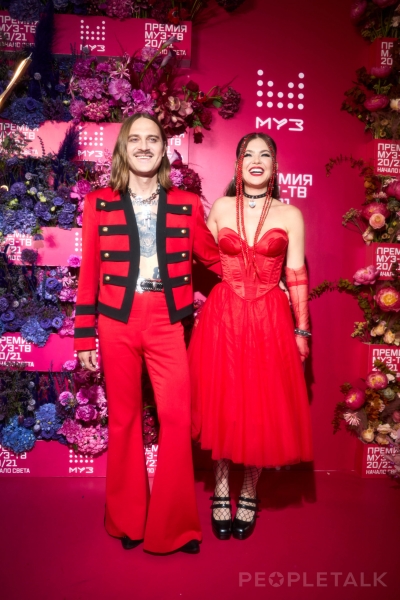 Яркие цвета, кроп-топы и экстремальные разрезы: лучшие образы звёзд и главные тренды на премии &laquo;МУЗ-ТВ&raquo; 