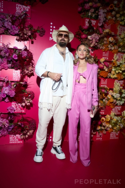 Яркие цвета, кроп-топы и экстремальные разрезы: лучшие образы звёзд и главные тренды на премии &laquo;МУЗ-ТВ&raquo; 