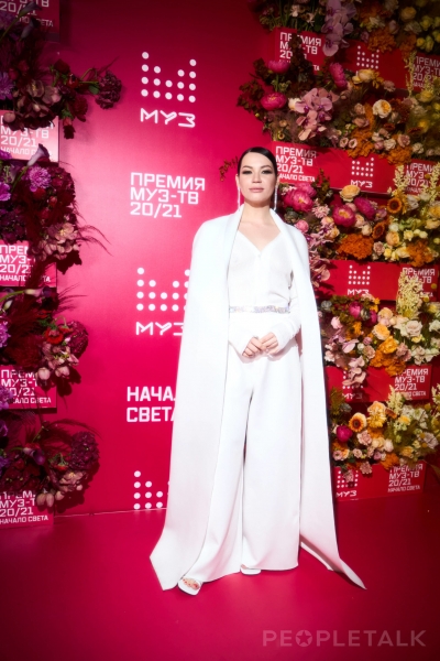 Яркие цвета, кроп-топы и экстремальные разрезы: лучшие образы звёзд и главные тренды на премии &laquo;МУЗ-ТВ&raquo; 