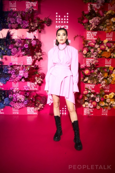 Яркие цвета, кроп-топы и экстремальные разрезы: лучшие образы звёзд и главные тренды на премии &laquo;МУЗ-ТВ&raquo; 