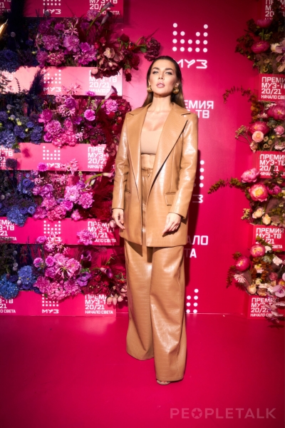 Яркие цвета, кроп-топы и экстремальные разрезы: лучшие образы звёзд и главные тренды на премии &laquo;МУЗ-ТВ&raquo; 