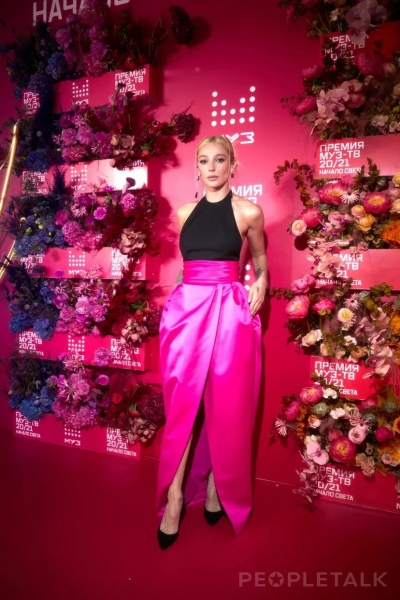 Яркие цвета, кроп-топы и экстремальные разрезы: лучшие образы звёзд и главные тренды на премии &laquo;МУЗ-ТВ&raquo; 