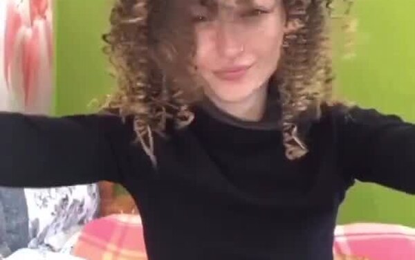 Кудри без&nbsp;плойки: 6 способов из&nbsp;TikTok, которые работают на&nbsp;прямых волосах