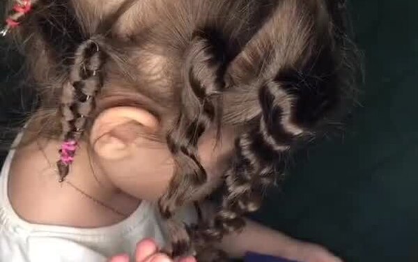 Кудри без&nbsp;плойки: 6 способов из&nbsp;TikTok, которые работают на&nbsp;прямых волосах