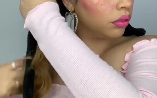 Кудри без&nbsp;плойки: 6 способов из&nbsp;TikTok, которые работают на&nbsp;прямых волосах