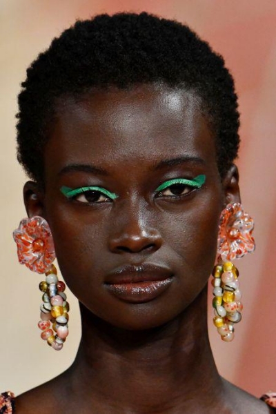 Массивные цепи и колье из бисера: какие украшения носить этим летом