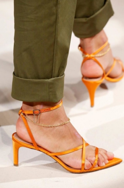 Массивные цепи и колье из бисера: какие украшения носить этим летом