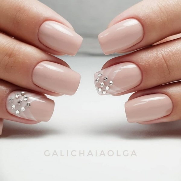 Модный маникюр со стразами: 30 непошлых идей, которые стоит повторить