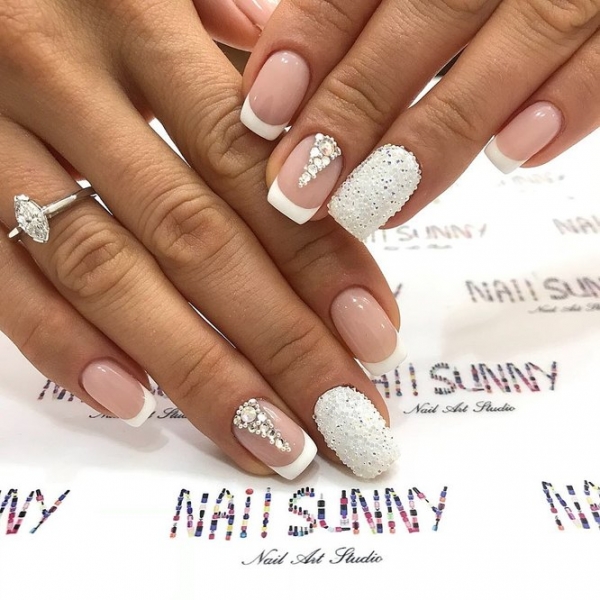 Модный маникюр со стразами: 30 непошлых идей, которые стоит повторить