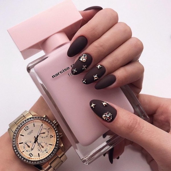 Модный маникюр со стразами: 30 непошлых идей, которые стоит повторить