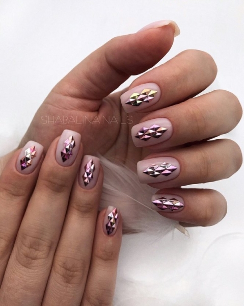 Модный маникюр со стразами: 30 непошлых идей, которые стоит повторить