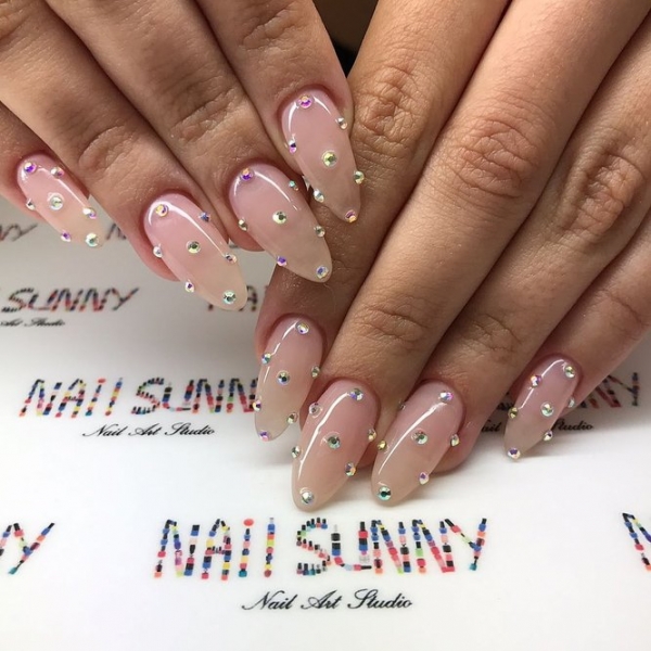 Модный маникюр со стразами: 30 непошлых идей, которые стоит повторить