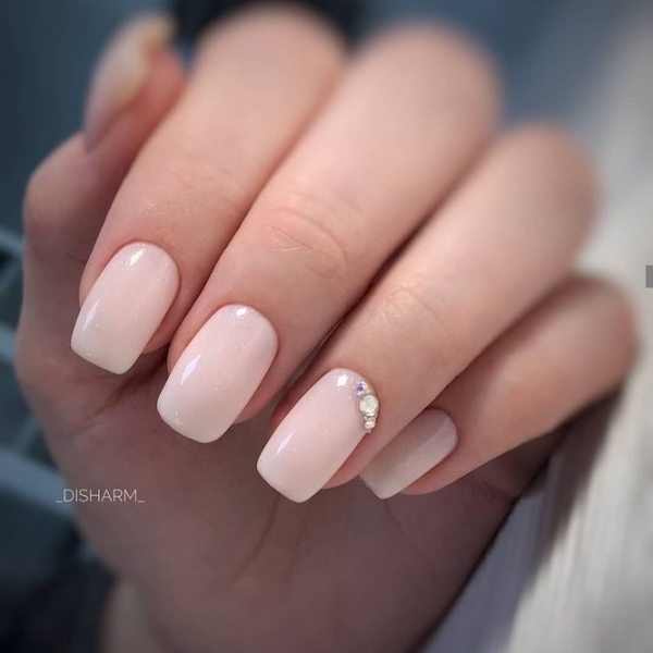 Модный маникюр со стразами: 30 непошлых идей, которые стоит повторить