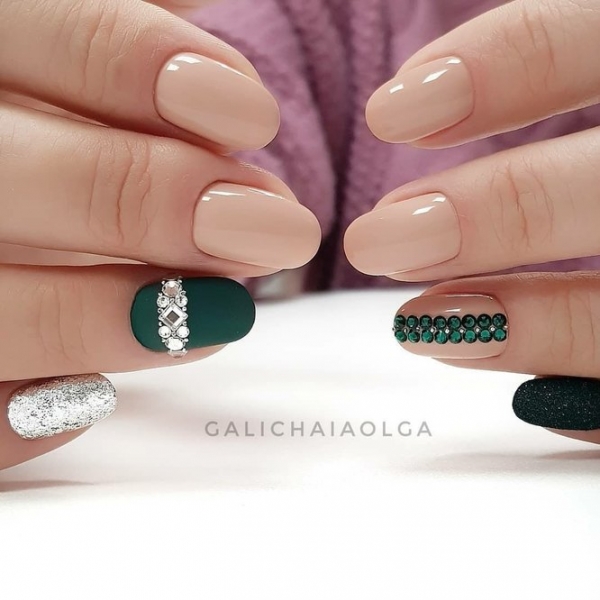 Модный маникюр со стразами: 30 непошлых идей, которые стоит повторить