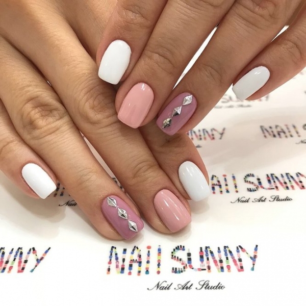 Модный маникюр со стразами: 30 непошлых идей, которые стоит повторить