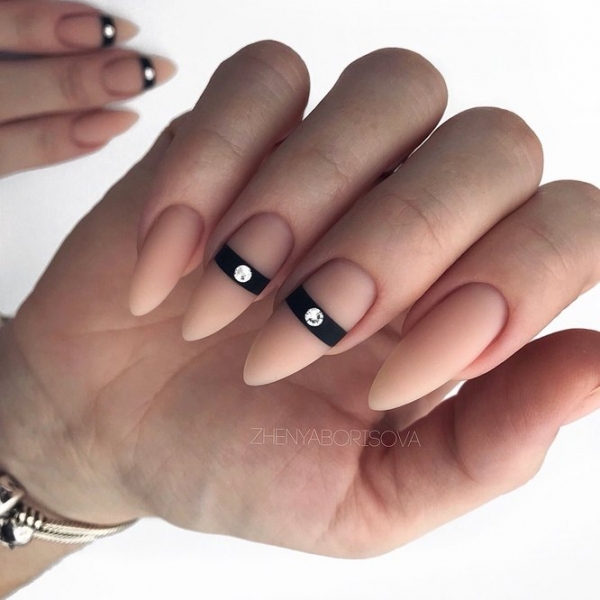 Модный маникюр со стразами: 30 непошлых идей, которые стоит повторить