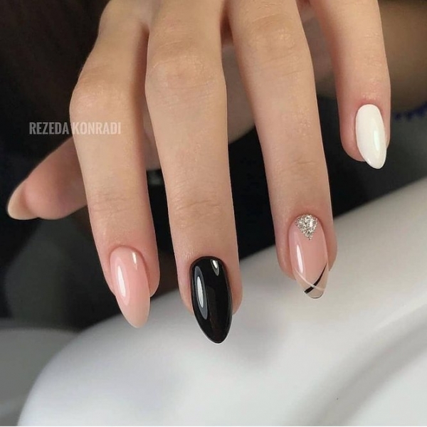 Модный маникюр со стразами: 30 непошлых идей, которые стоит повторить