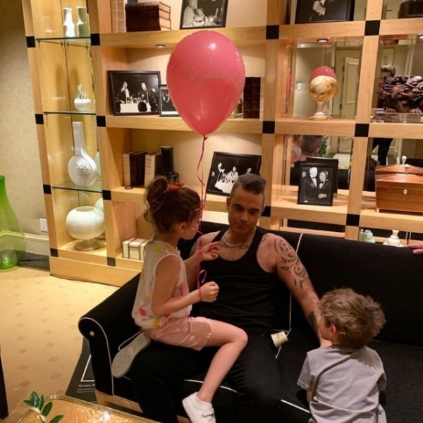 «Мы собираемся обсудить распутное прошлое папы»: супруга Робби Уильямса рассказала о воспитании детей