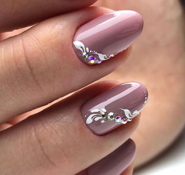 Не повторяй это! 10 безвкусных вариантов маникюра, которые выходят из моды