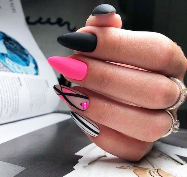 Не повторяй это! 10 безвкусных вариантов маникюра, которые выходят из моды