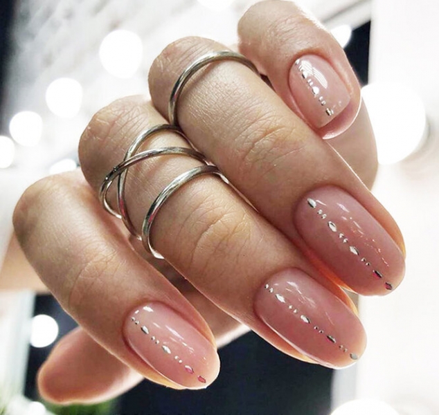 Не повторяй это! 10 безвкусных вариантов маникюра, которые выходят из моды