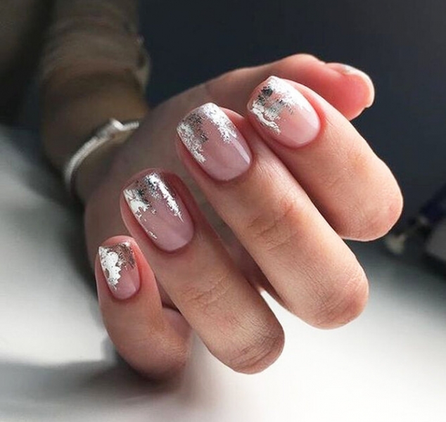 Не повторяй это! 10 безвкусных вариантов маникюра, которые выходят из моды