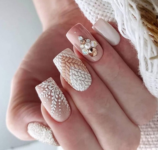 Не повторяй это! 10 безвкусных вариантов маникюра, которые выходят из моды