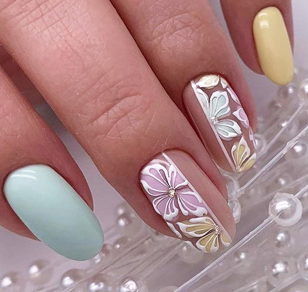 Не повторяй это! 10 безвкусных вариантов маникюра, которые выходят из моды