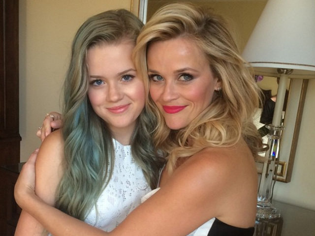 Неловкий момент: фанатка перепутала Риз Уизерспун с кантри-певицей Кэрри Андервуд