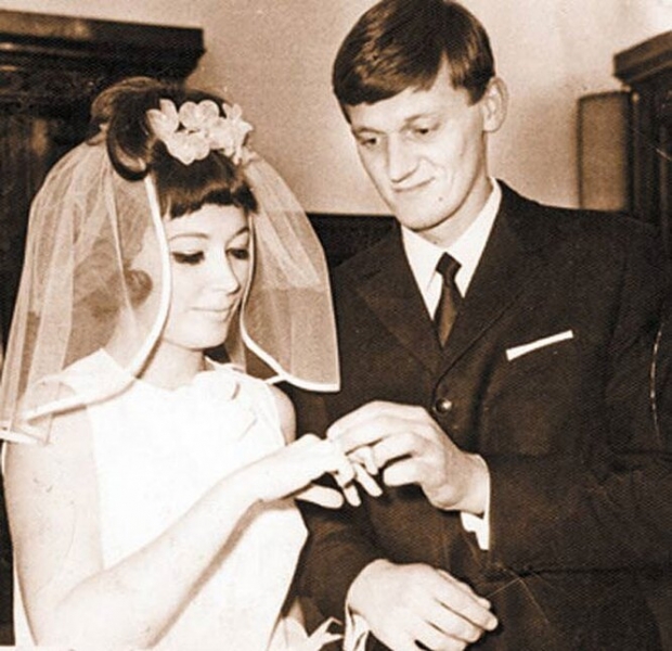 Невеста &laquo;со стажем&raquo;: как менялись звездные образы от&nbsp;свадьбы к&nbsp;свадьбе