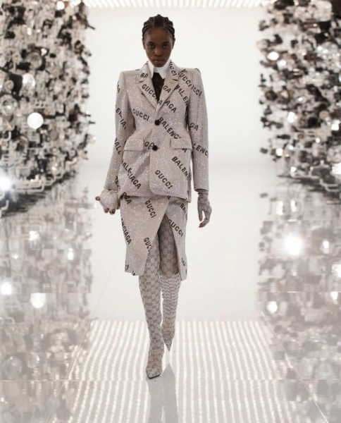 Обсуждают в Сети: кроксы на шпильках в новой коллекции Balenciaga